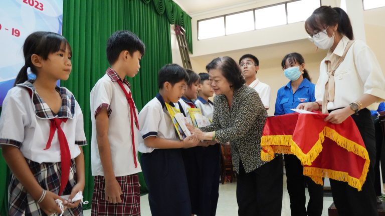 Bà Trương Mỹ Hoa, Chủ tịch Quỹ học bổng Vừ A Dính trao quà cho các cháu - Ảnh: Kim Oanh Group
