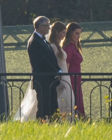 Vợ chồng tỷ phú Bill Gates Bill, con gái Jennifer và mẹ, Melinda, có thể được nhìn thấy đang chờ đợi tín hiệu của họ để bước vào buổi lễ