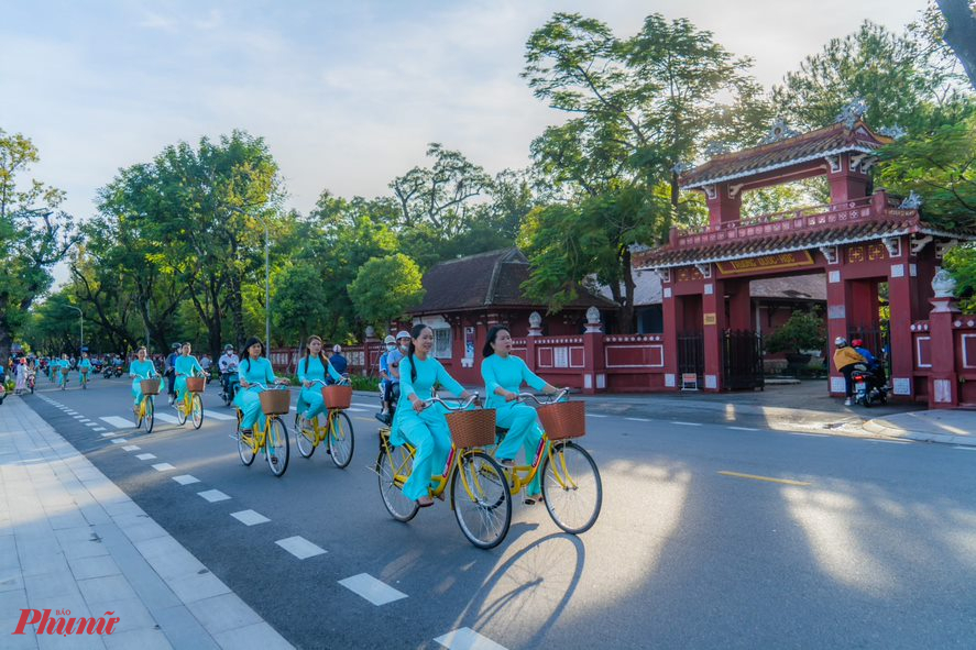 Trong sáng 5/10 các chị em hội viên phụ nữ mặc áo dài đạp xe diễu hành trên các tuyến đường chính, các điểm di tích lịch sử và văn hóa Huế