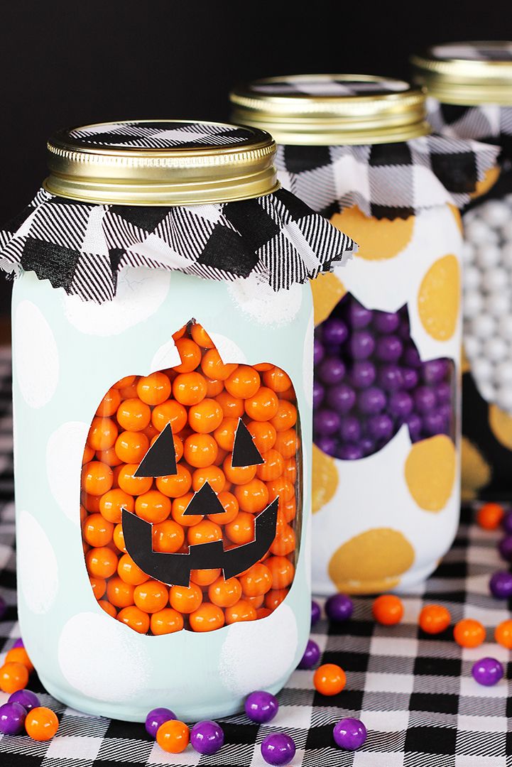 Hũ kẹo Halloween Làm cho lọ kẹo của bạn phù hợp hơn với Halloween bằng bút chì hình dơi, bí ngô và ma quái. Chúng trông khá đẹp và cho phép nhìn lén hàng hóa bên trong.