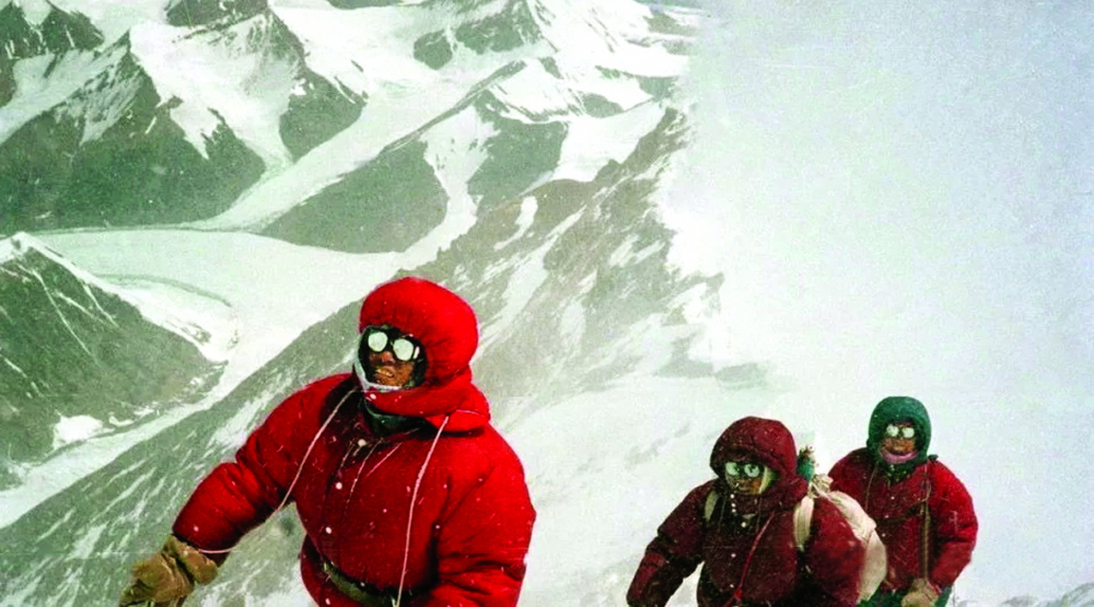 Phanthog dẫn đầu đoàn leo núi trong chuyến hành trình khó nhọc lên đỉnh Everest, ngày 27/5/1975 - ẢNH: XINHUA