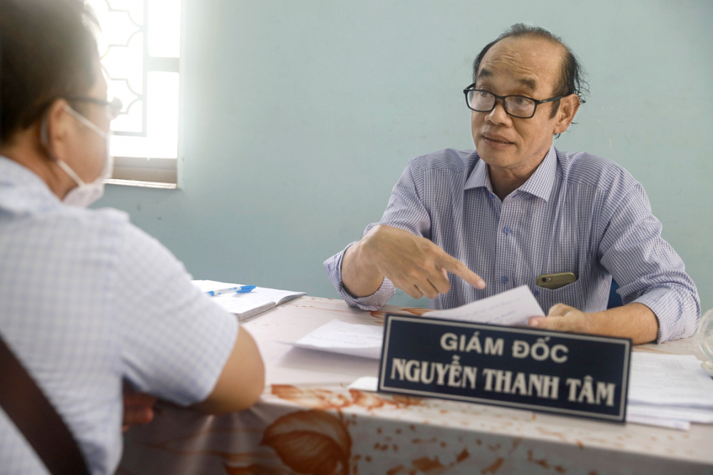 Ông Nguyễn Thanh Tâm - Giám đốc Trung tâm Hỗ trợ và Phát triển giáo dục hòa nhập cho người khuyết tật TP.HCM - đang tư vấn cho phụ huynh của trẻ khuyết tật - ẢNH: PHÙNG HUY