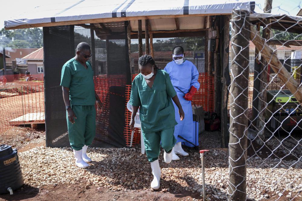 Một nhân viên y tế khử trùng ủng cao su của một nhân viên y tế trước khi rời khu vực cách ly Ebola của Bệnh viện Giới thiệu Khu vực Mubende, ở Mubende, Uganda Thứ Năm, 29 tháng 9 năm 2022. Tại cộng đồng Uganda xa xôi này đang đối mặt với đợt bùng phát Ebola đầu tiên, rắc rối xét nghiệm đã thêm vào trước những thách thức với các triệu chứng của chủng Ebola Sudan hiện đang lưu hành tương tự như bệnh sốt rét, nhấn mạnh những cạm bẫy mà nhân viên y tế phải đối mặt trong phản ứng của họ. (Ảnh AP / Hajarah Nalwadda)
