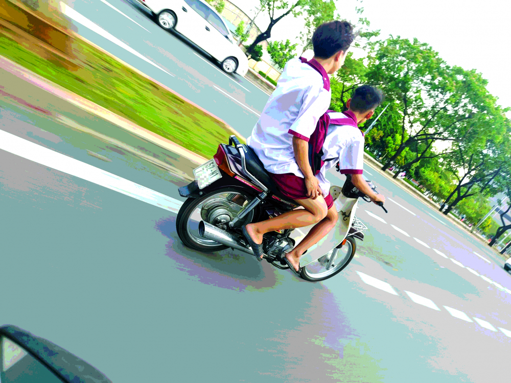 Hai học sinh không đội mũ bảo hiểm, chạy xe máy như bay trên đường Võ Văn Kiệt, Q.Bình Tân, TP.HCM. Ảnh chụp vào đầu tháng 10/2022 ẢNH: SƠN VINH