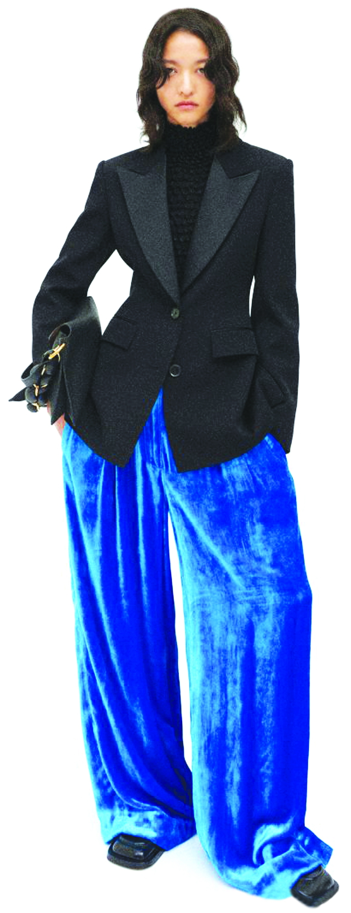 Sắc xanh cobalt đặc biệt  hợp với chất liệu nhung. Trong ảnh  là một mẫu quần từ nhà mốt Proenza Schouler
