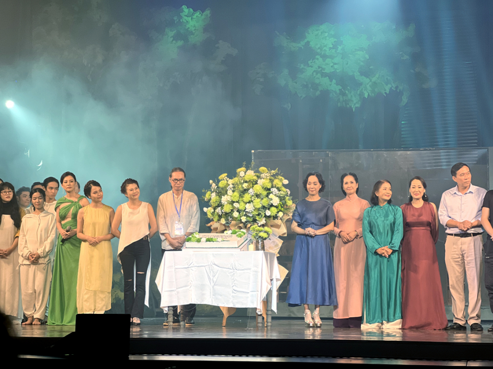 Hoa cúc xanh mừng sinh nhật lần thứ 80 của nhà thơ Xuân Quỳnh, trên sân khấu Nhà hát lớn Hà Nội vào đêm 5/10
