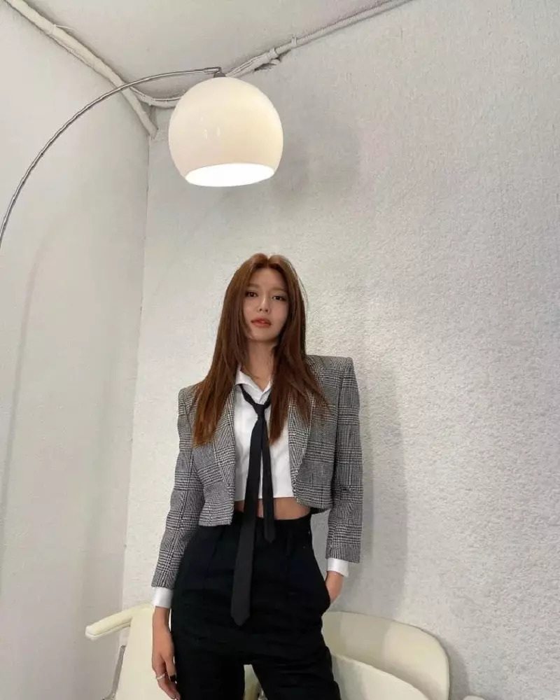 Ở Hàn Quốc, xu hướng này cũng được các mỹ nhân Kpop yêu thích. Sooyoung mang đến với vẻ ngoài tự tin và sang trọng bằng cách phối áo khoác cắt cúp vai độn với quần cạp cao tối giản, áo sơ mi trắng và cà vạt đen. Cách mix&match này giúp người đẹp phá cách, mới mẻ. 