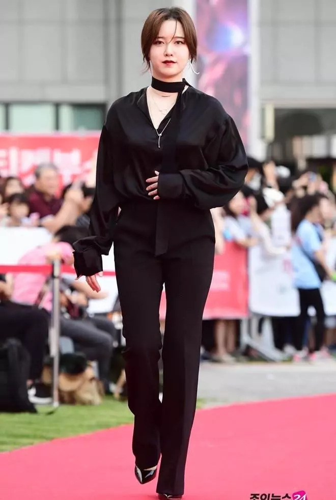 Trong quá khứ, Goo Hye Sun từng bị mất kiểm soát cân nặng không ít lần. Tham gia LHP Bucheon vào tháng 7/2018, nữ diễn viên khiến nhiều người bất ngờ khi để lộ gương mặt sưng phù, vóc dáng tròn trịa. Thời điểm đó, khán giả dự đoán cô mang thai nhưng lý do thật sự là do cô nàng ăn nhiều cơm nên tăng tận 10kg.