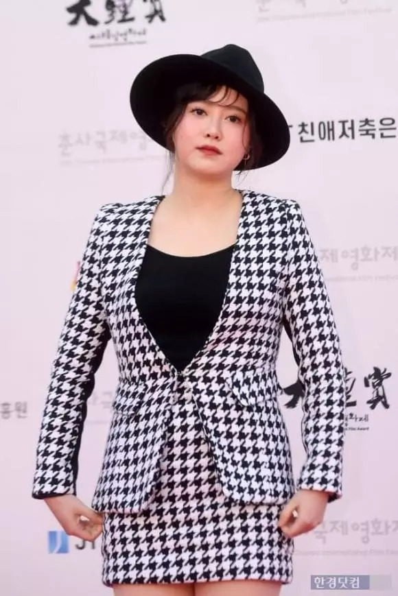Trước đó, Goo Hye Sun có mặt tại Liên hoan quốc tế Chusan lần thứ 27 với tư cách là ban giám khảo. Diện bộ suit họa tiết răng sói, nữ diễn viên lộ rõ gương mặt tròn trịa, nọng cằm, body phát tướng, đùi to... khác hẳn hình ảnh nàng cỏ mảnh mai trong phim trước đây.