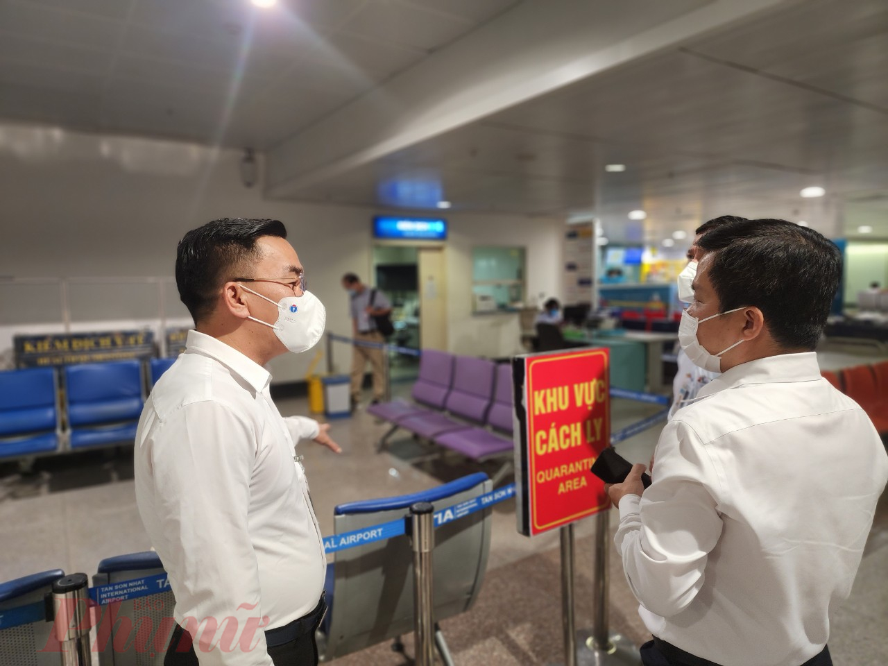 Cũng trong ngày 6/10, Đoàn công tác Bộ Y tế đã có đi khảo sát thực tế công tác kiểm soát dịch bệnh tại Cảng hàng không Quốc tế Tân Sơn Nhất