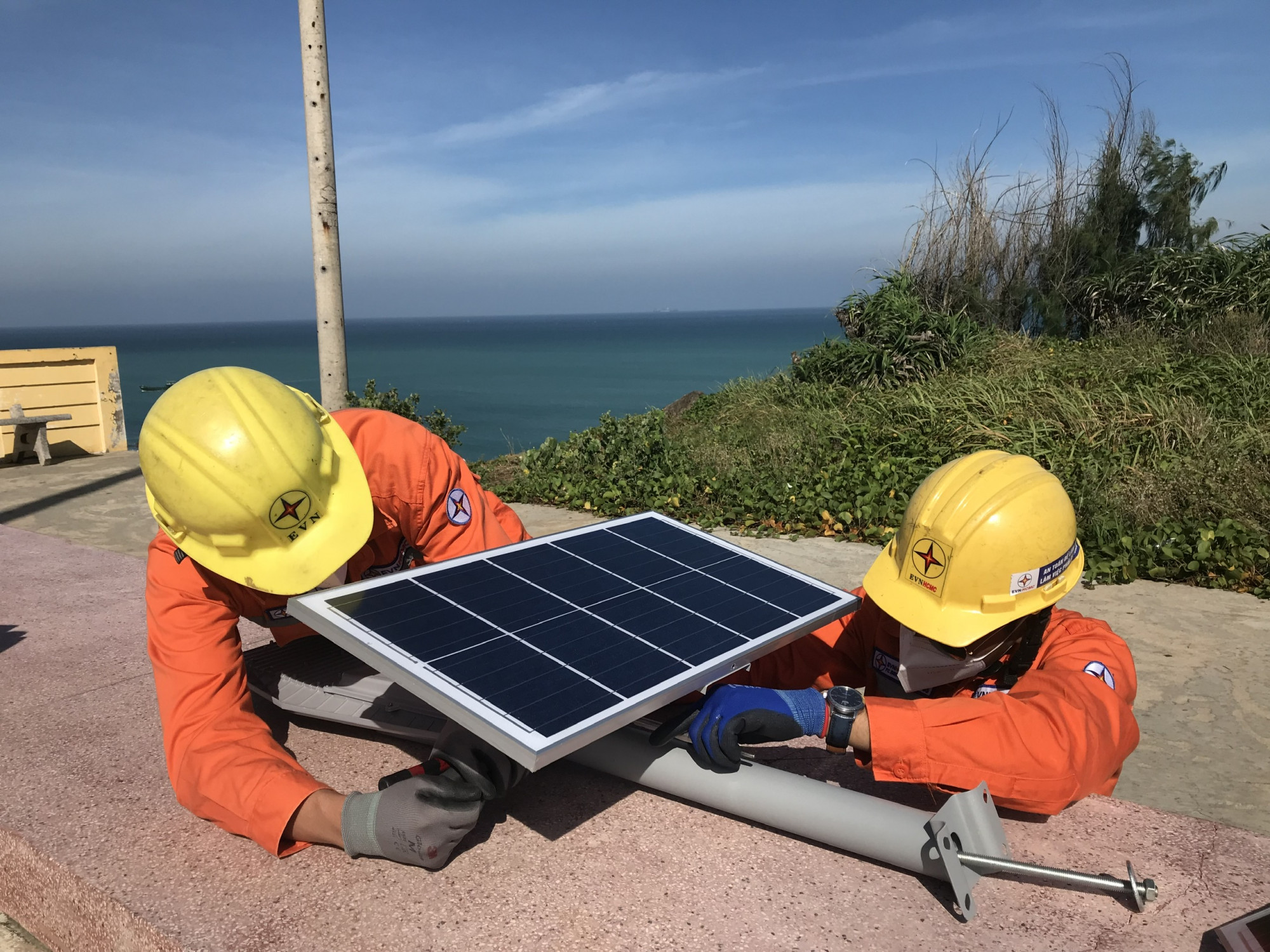 Các bạn đoàn viên EVNHCMC thi công lắp đèn năng lượng trên khu vực cột cờ thuộc đảo Phú Quý - Ảnh: Đoàn EVNHCMC