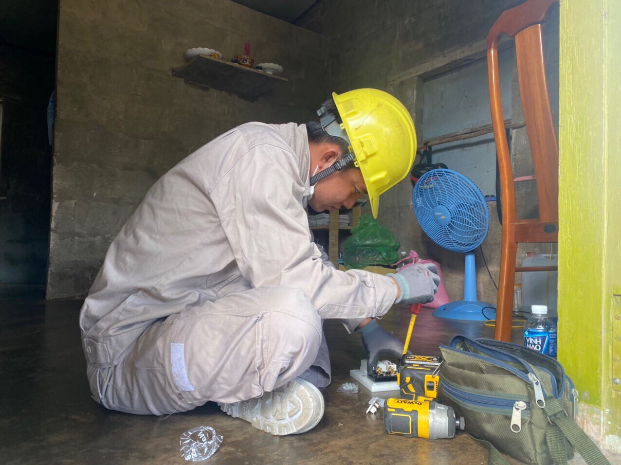 Thi công sửa chữa, cải tạo hệ thống điện cho bà con dân tộc Chăm, đang sống tại khu nhà ở tập trung tại quận Phú Nhuận - Ảnh: EVNHCMC