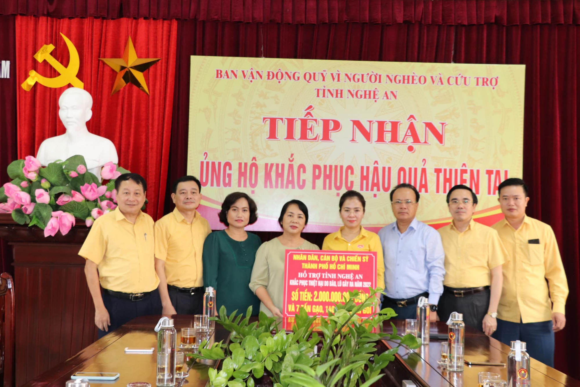 TP.Hồ Chí Minh trao tặng Nhân dân tỉnh Nghệ An 2 tỷ đồng, 7 tấn gạo, 140 thùng mì gói góp phần cùng tỉnh Nghệ An khắc phục thiệt hại sau bão, lũ.