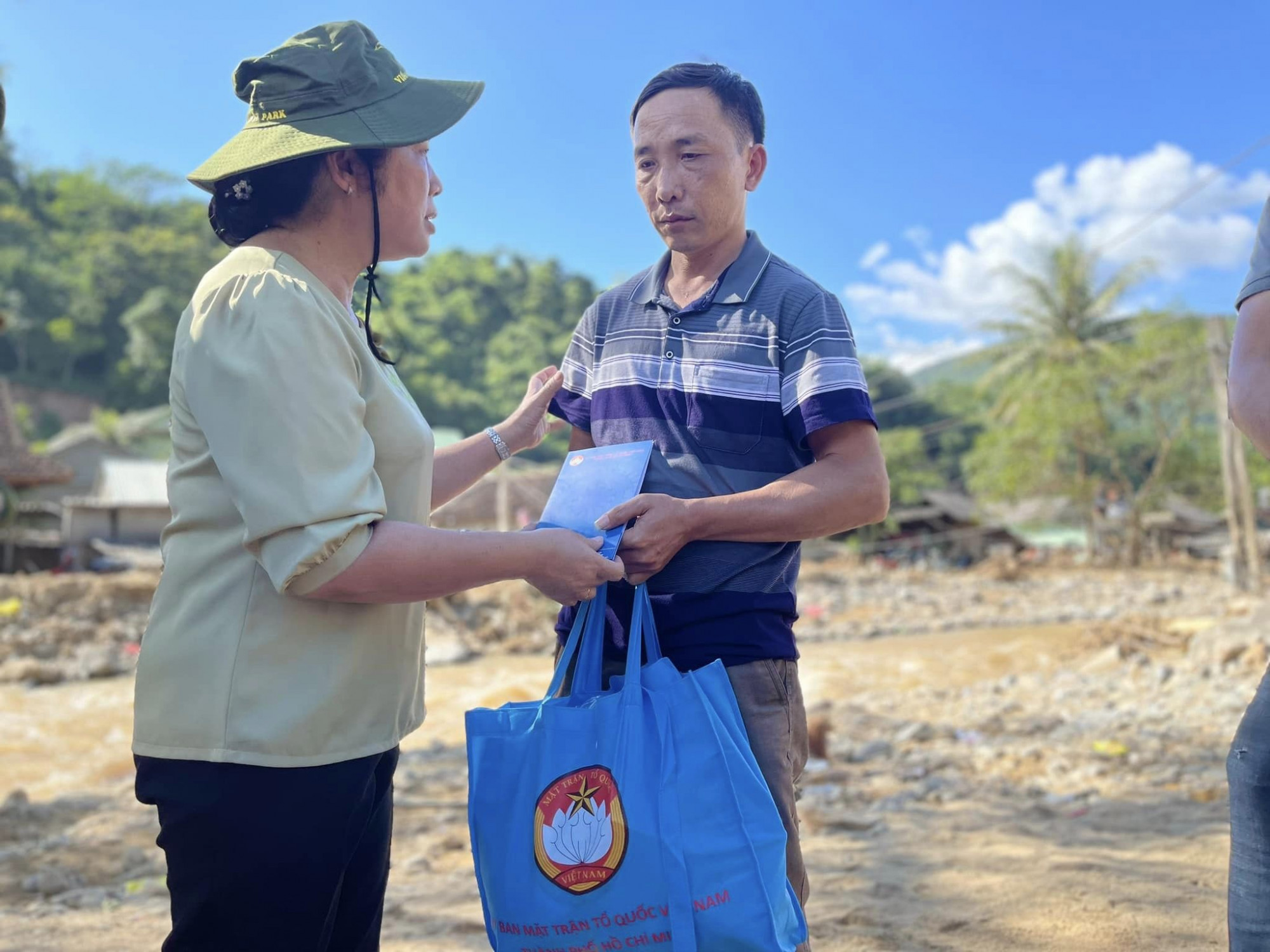 Đoàn công tác đã tới thăm bà con Nhân dân tại bản Hoà Sơn, xã Tà Cạ, huyện Kỳ Sơn.