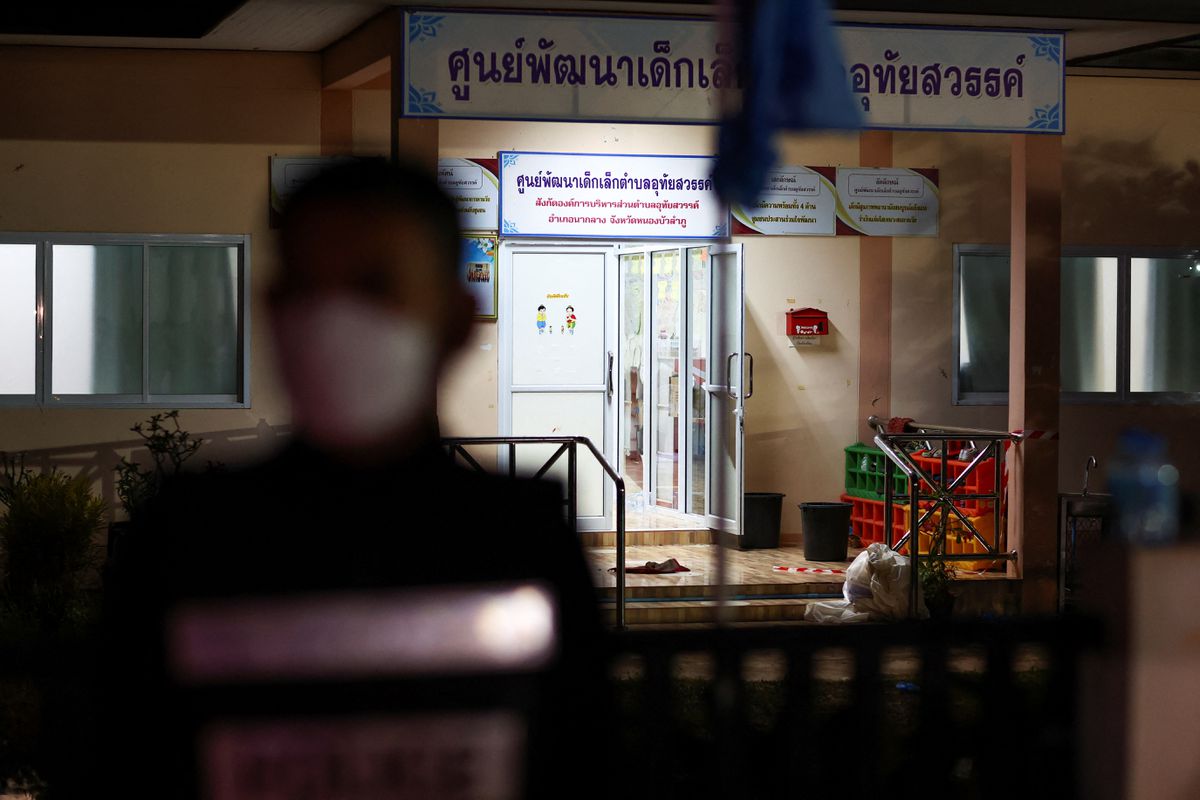 Một sĩ quan cảnh sát đứng bên ngoài trung tâm chăm sóc ban ngày, nơi xảy ra vụ xả súng hàng loạt, ở thị trấn Uthai Sawan, cách Bangkok khoảng 500 km về phía đông bắc thuộc tỉnh Nong Bua Lam Phu, Thái Lan
