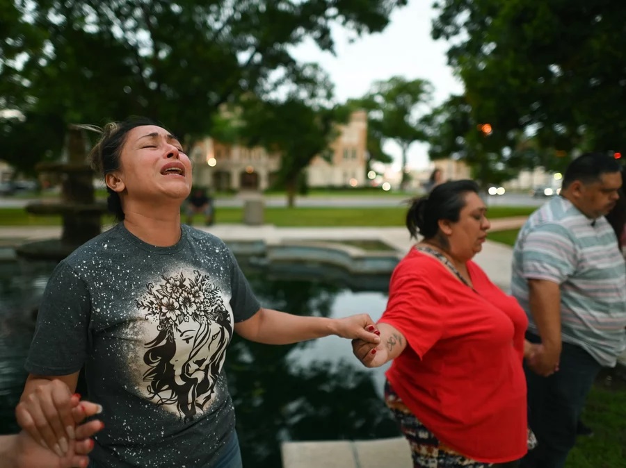 Cô Kladys Castellón bật khóc trong lễ cầu nguyện cho các nạn nhân của vụ xả súng hàng loạt tại trường tiểu học Robb ở Uvalde, Texas