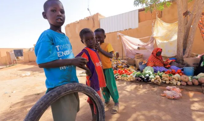 Trẻ em trong một khu chợ ở thủ đô Khartoum của Sudan. Cái đói đã khiến nhiều trẻ em phải nghỉ học, trong khi nhiều em vẫn còn trong lớp không biết đọc. Ảnh: Mohamed Nureldin Abdallah / Reuters