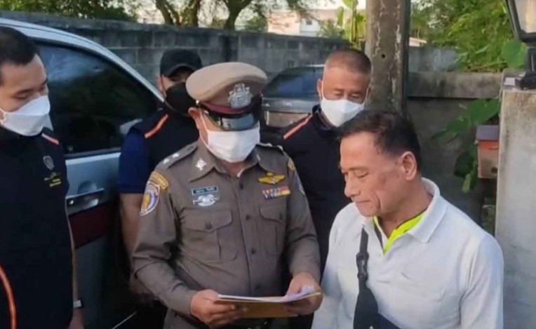 Cảnh sát cho thấy lệnh bắt giữ nghi phạm Uthai Asaphanom, 67 tuổi, ở Roi Et hôm thứ Tư