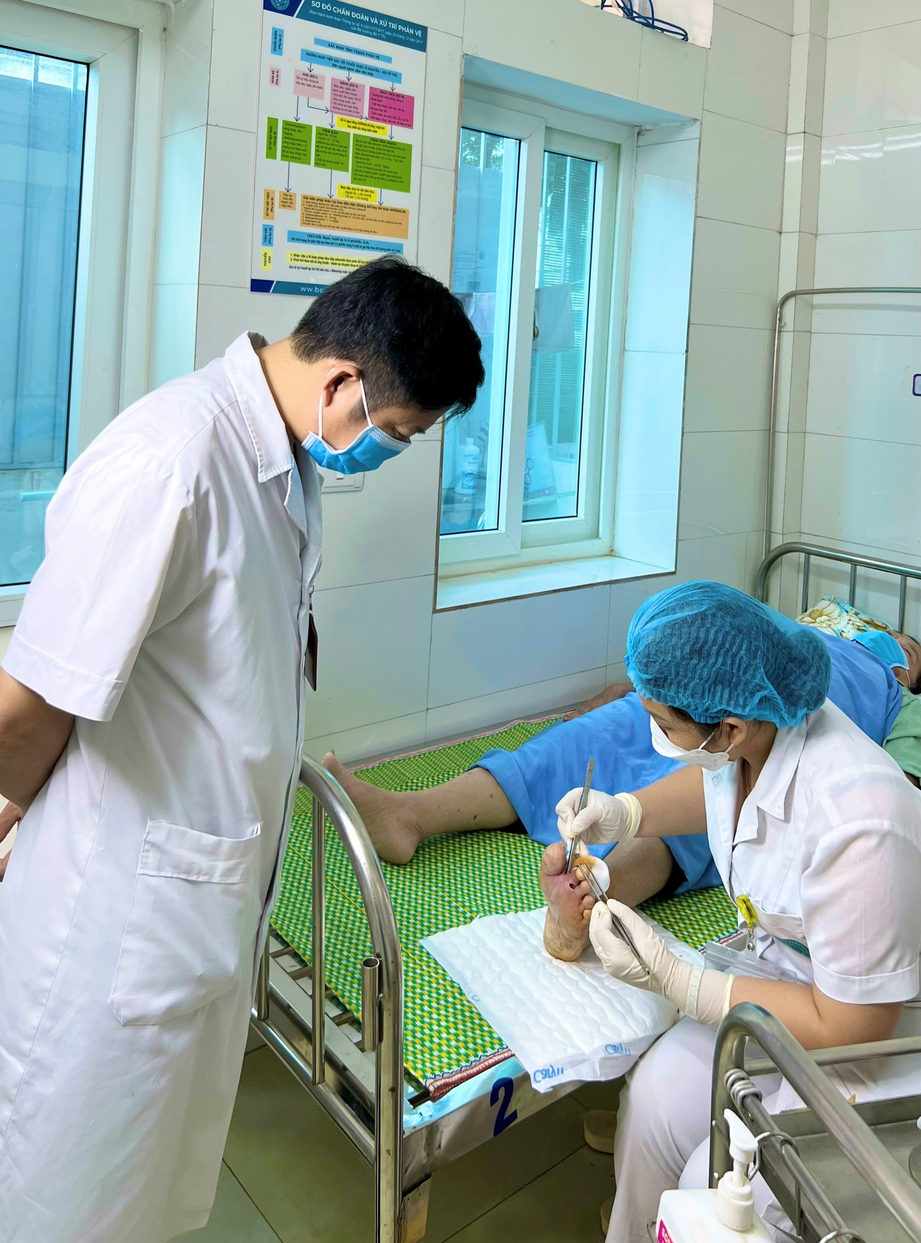 Bệnh nhân tiểu đường nhập viện trong tình trạng ngón chân hoại tử, bốc mùi hôi thối do tự ý đắp thuốc nam
