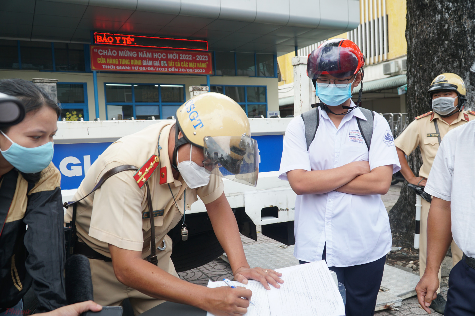 Lực lượng CSGT xử lý vi phạm giao thông trước cổng trường Trần Khai Nguyên, Quận 5