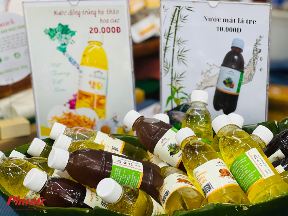 Khu du lịch Một Thoáng Việt Nam giới thiệu các sản phẩm nước mát từ lá tre, đông trùng hạ thảo giá từ 10.000-20.000 đồng/chai.