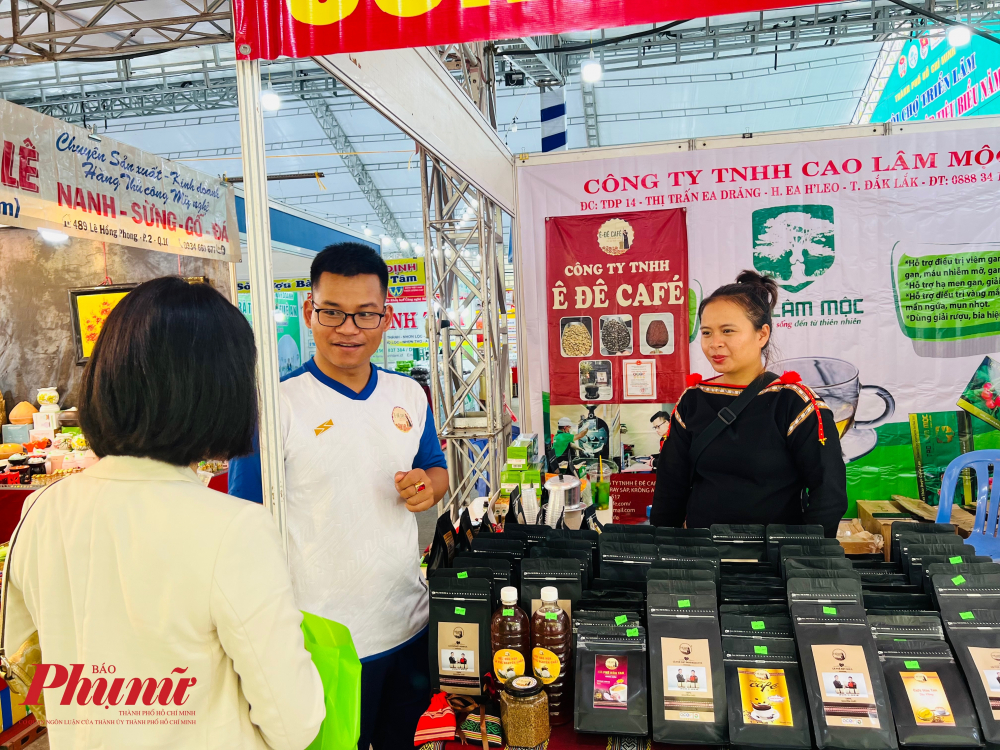 Đắk Lắk mang đến sản phẩm cà phê sầu riêng, khoai môn độc đáo, thu hút khách mua ngay khi vừa khai mạc hội chợ.