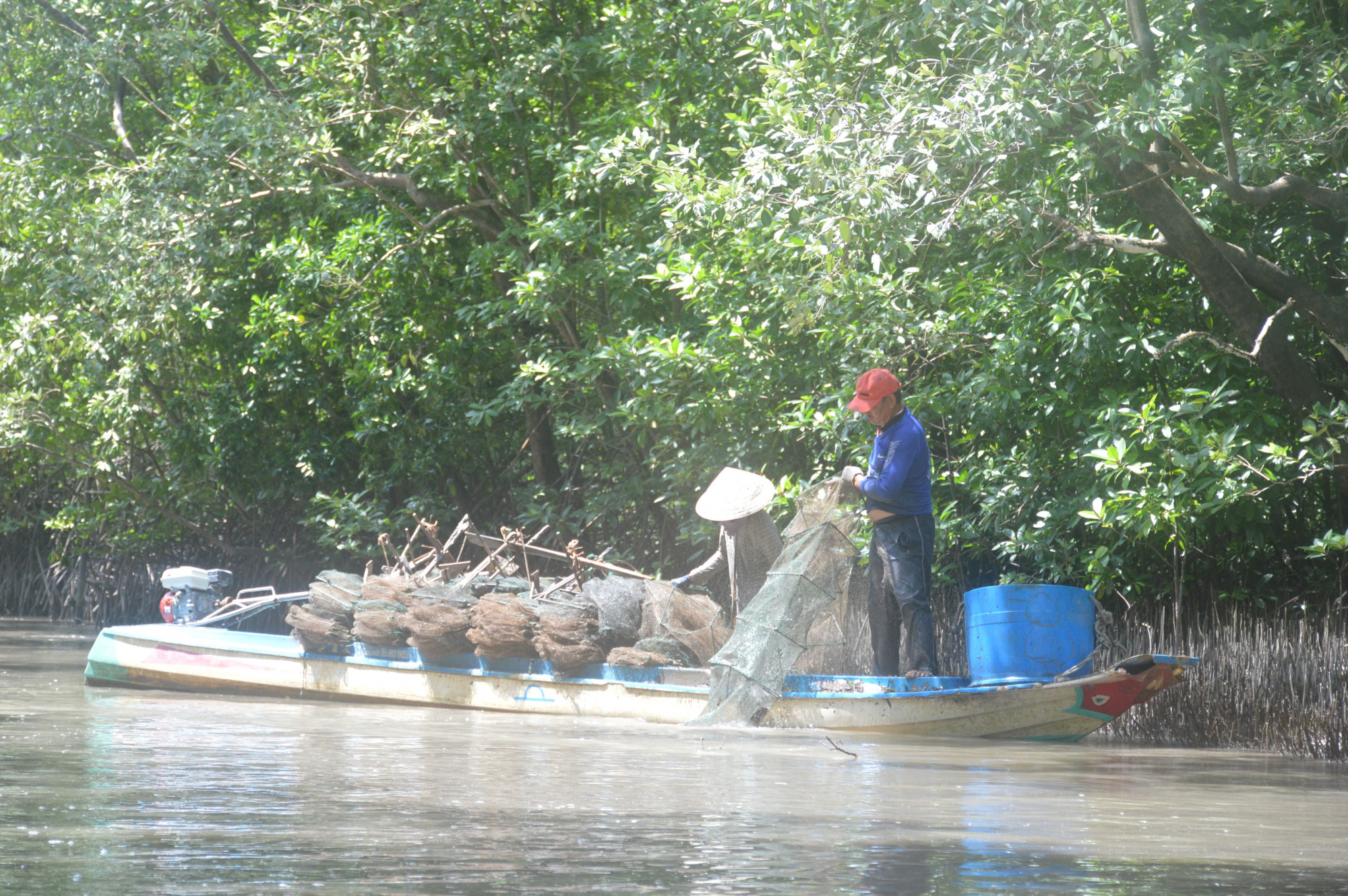 Người dân khai thác thủy sản ở Vườn quốc gia Mũi Cà Mau.