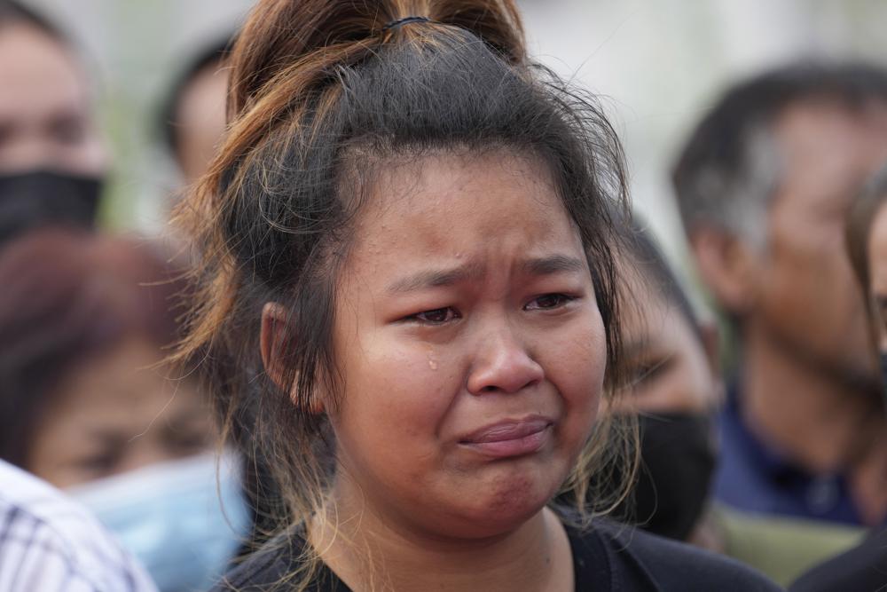 Cả đất nước Thái Lan chìm trong tan thương lẫn phẫn nộ sau vụ tấn công bằng dao và súng khủng khiếp hôm 6/10 tại một thị trấn nhỏ nằm nép mình giữa những cánh đồng lúa ở một trong những vùng nghèo nhất của quốc gia. Ít nhất 24 trong số 36 người thiệt mạng trong vụ tấn công, vụ giết người hàng loạt chết người nhất ở Thái Lan, là trẻ em