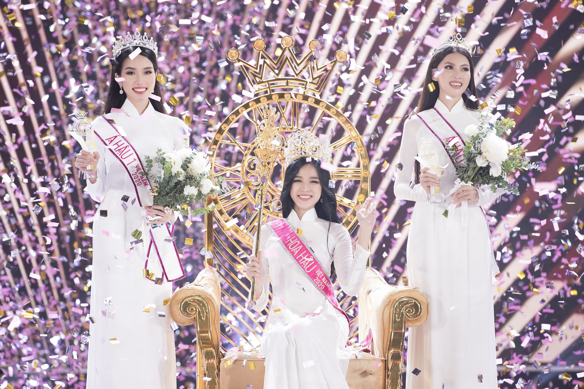 Top 3 Hoa hậu Việt Nam 2020 diện áo dài trắng trong khoảnh khắc đăng quang