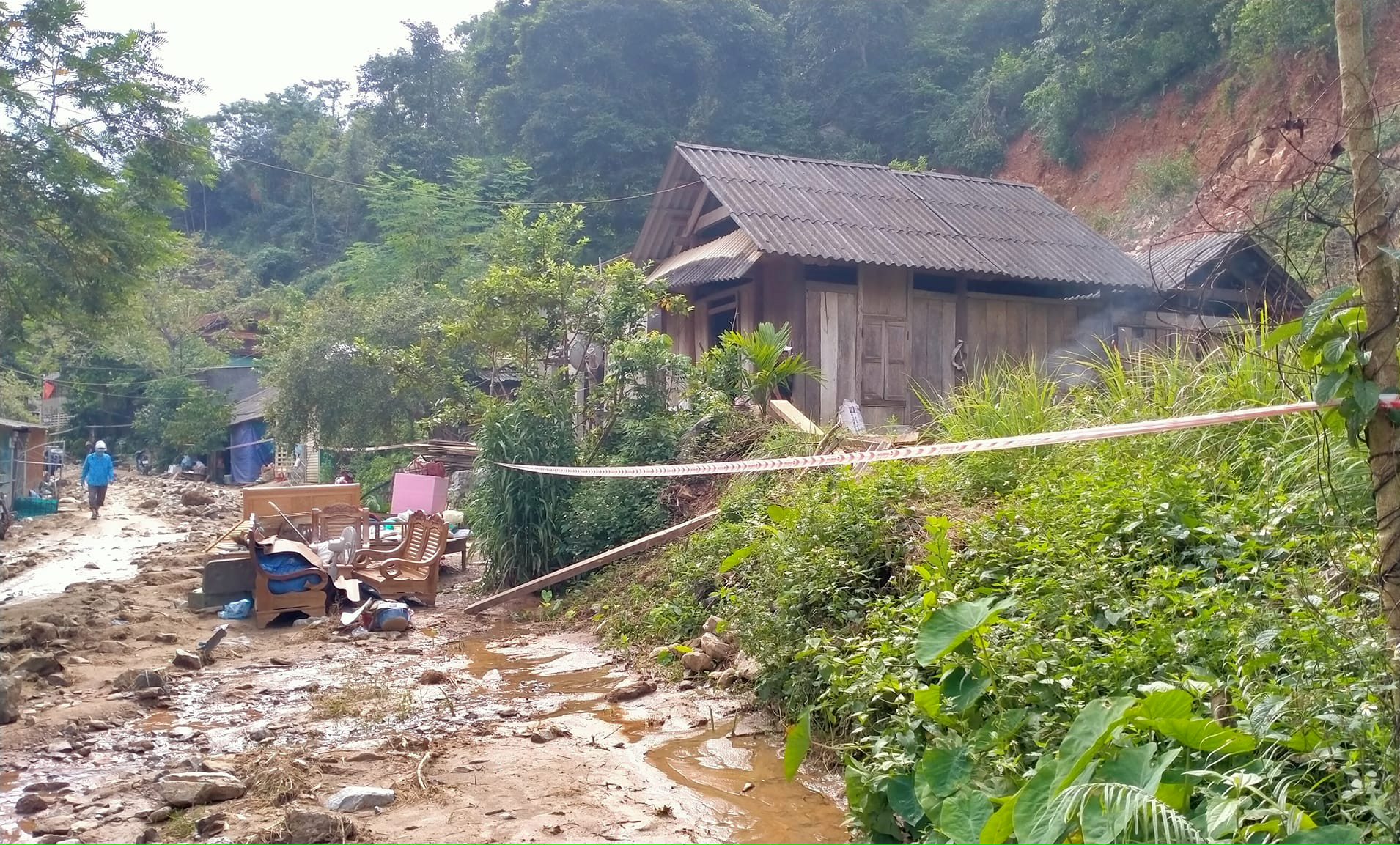 Sau lũ quét, hàng chục gia đình ở xã Tà Cạ lại phải di dời vì núi nứt toác, dọa đổ sập