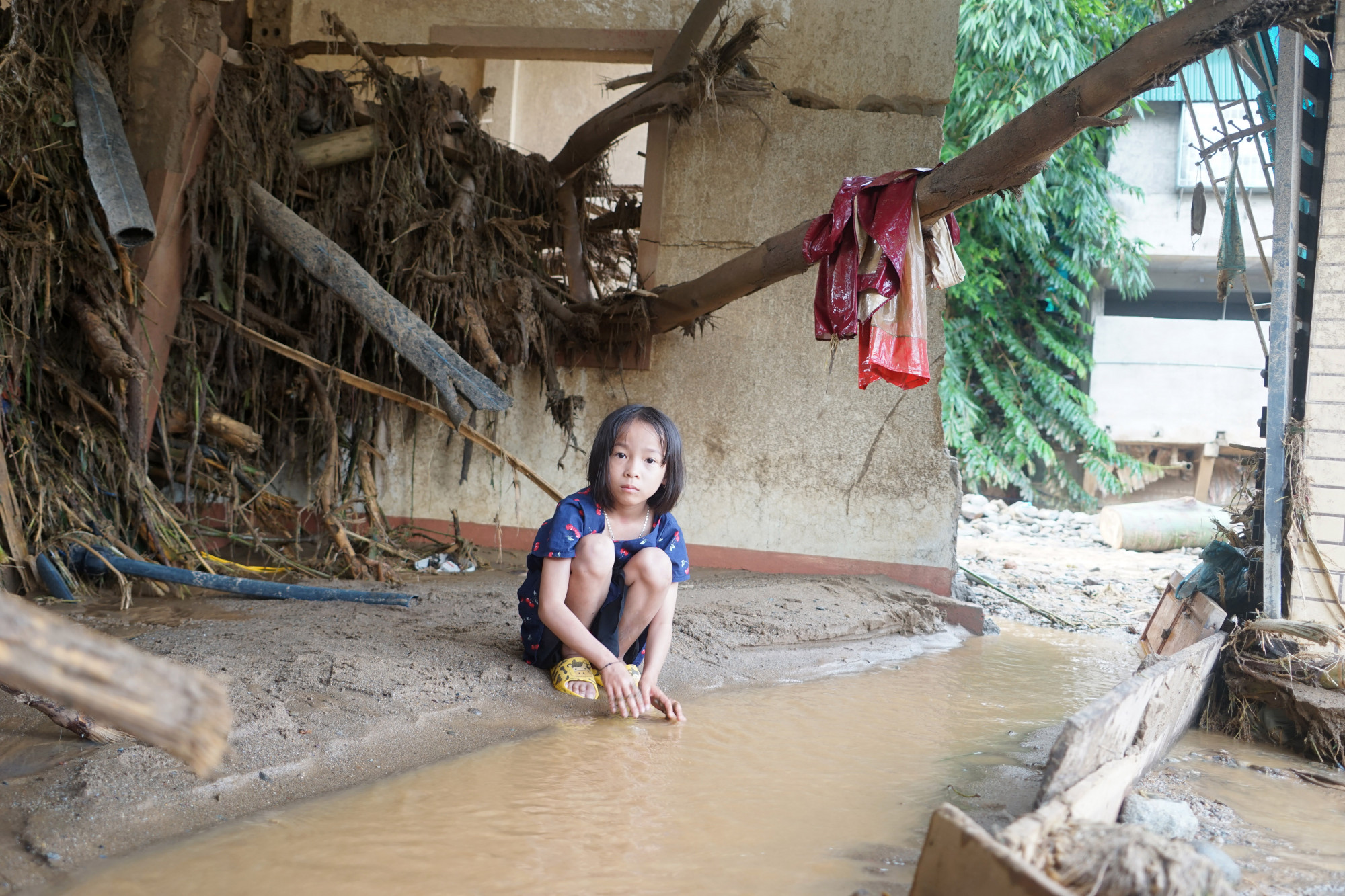 Gần 60 gia đình ở xã Tà Cạ đang phải sống tá túc hàng xóm, người thân do lũ quét cuốn trôi, làm sập nhà