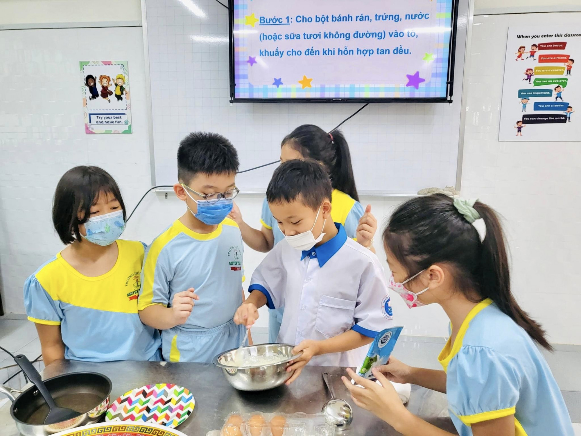 Học sinh lớp 3, Trường TH Nguyễn Thái Sơn (quận 3, TPHCM) học cách làm bánh rán tại phòng thực hành kỹ năng