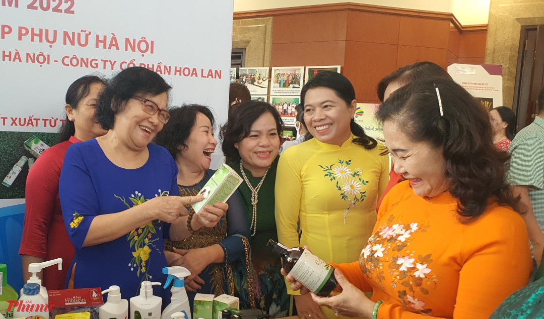 Bà Nguyễn Thị Lệ - Phó Bí thư Thành ủy, Chủ tịch HĐND TPHCM (bìa phải) cùng các đại biểu tham quan các gian hàng trưng bày kết nối sản phẩm