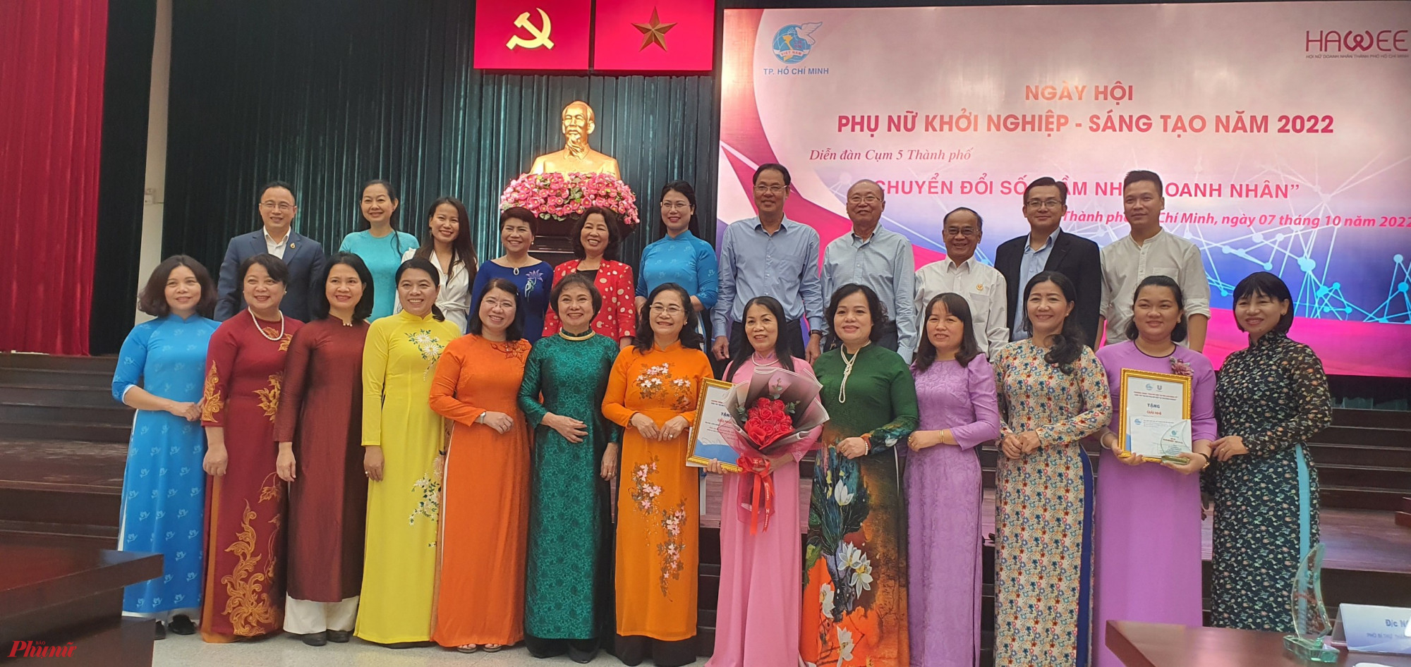 Đại biểu và ban tổ chức ngày hội trao giải và chụp hình lưu niệm cùng 3 chị đạt giải từ chương trình “Phụ nữ Việt tự tin làm kinh tế”, 