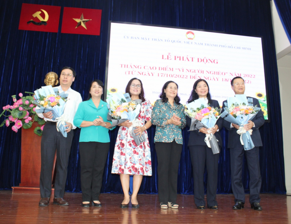 Lãnh đạo TPHCM tặng hoa tri ân các đơn vị, doanh nghiệp hưởng ứng Tháng cao điểm 