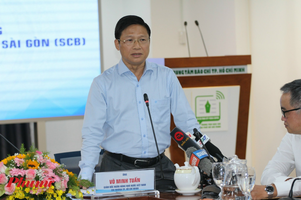 Ông Võ Minh Tuấn - Giám đốc NHNN Chi nhánh TP.HCM thông tin tại cuộc họp. 