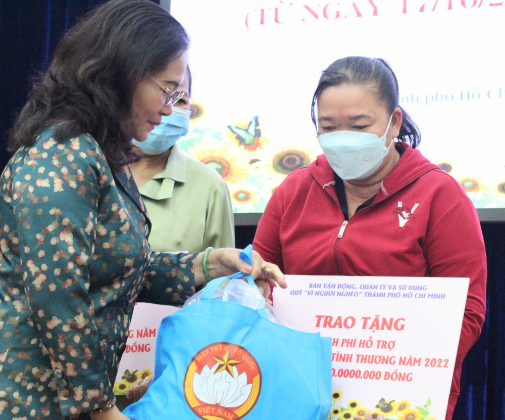 Chủ tịch HĐND TPHCM Nguyễn Thị Lệ trao quà