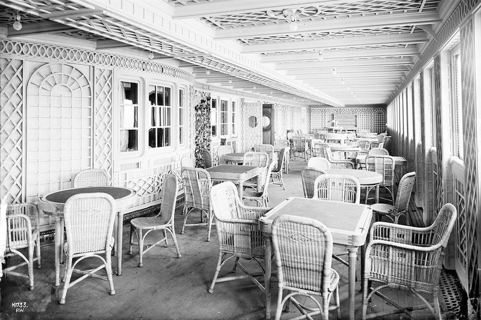 Một quán cafe theo phong cách Pháp phục vụ riêng hành khách hạng nhất - Ảnh: Robert John Welch/Wikimedia Commons/Public Domain US