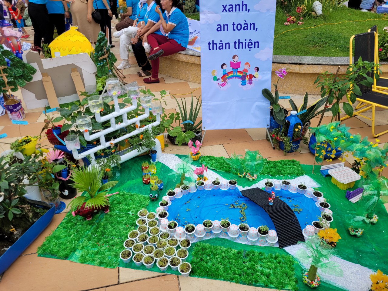 Mô hình trường học xanh, an toàn, thân thiện do Hội LHPN P. Tân Hưng thực hiện từ vật liệu tái chế