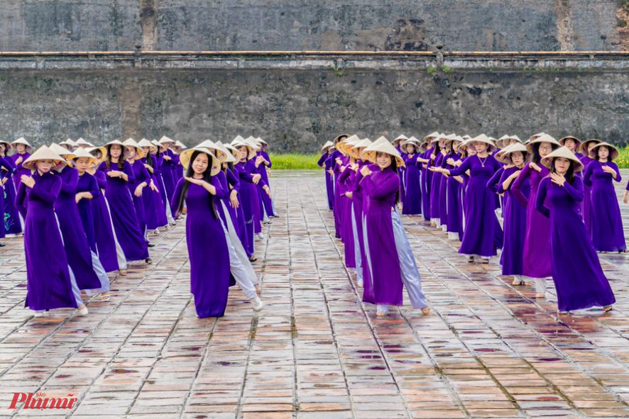 Các chị vừa nhảy dân vũ với những bài hát vui nhộn ca ngợi quê hương đất nước và ca ngợi hình ảnh người phụ nữ Việt Nam 
