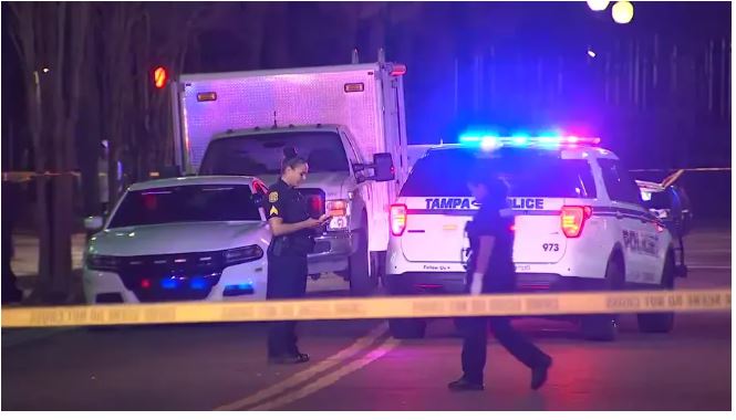 Hiện trường vụ xả súng khiến 7 người thương vong tại trung tâm thành phố Tampa.