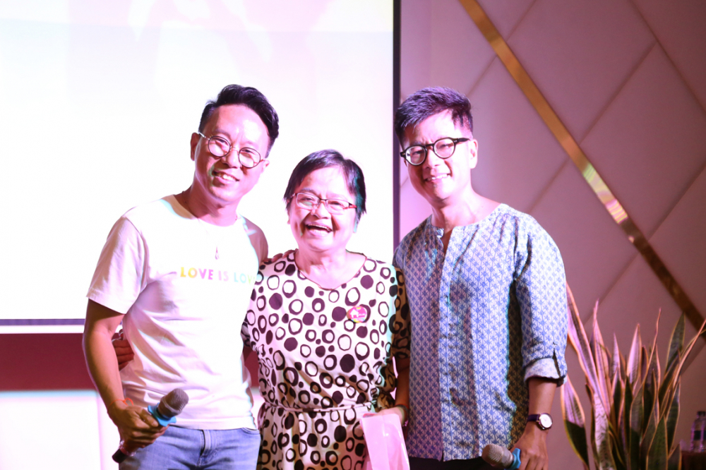 Anh và Cưng (trái) cùng mẹ Nguyễn Thủy (thành viên Hội PFLAG Sài Gòn) tại lễ hội cặp đôi