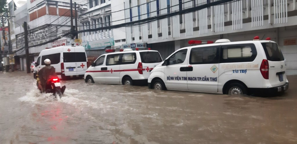Nước ngập sâu trên đường Trần Hưng Đạo - đoạn ở Bệnh viện Tim mạch TP. Cần Thơ. Ảnh: Huỳnh Trọng