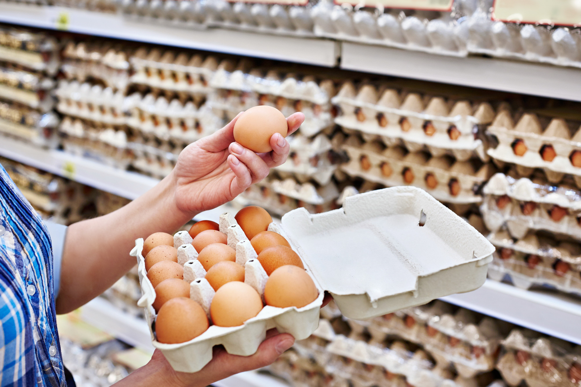 Trứng gà bán trong siêu thị vẫn thường gây nhầm lẫn cho khách hàng - Ảnh: Shutterstock