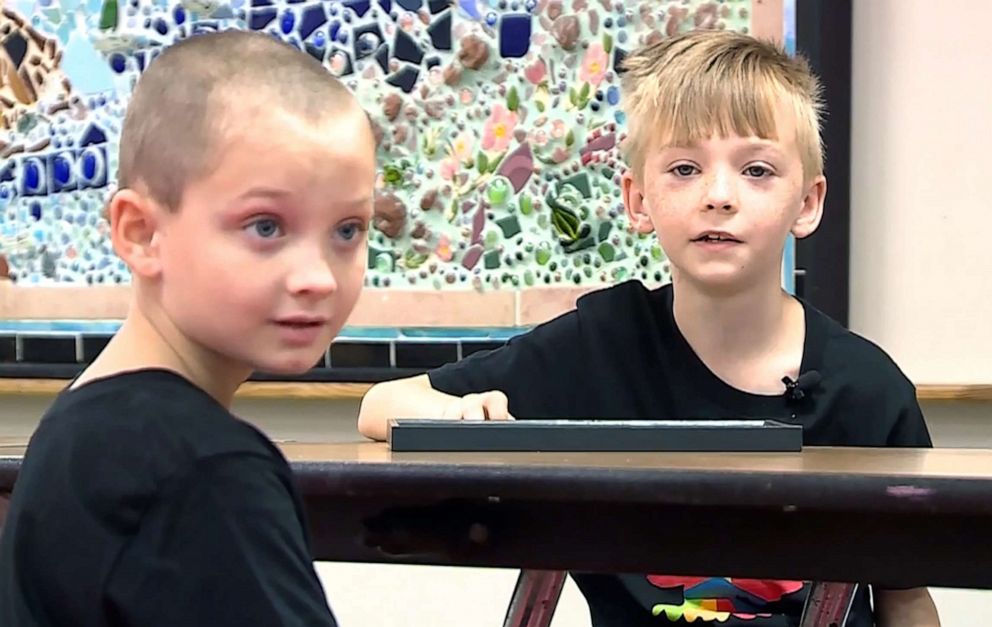 Cậu bé Garrett Brown cùng bạn mình tại lớp học - Ảnh: Koco News