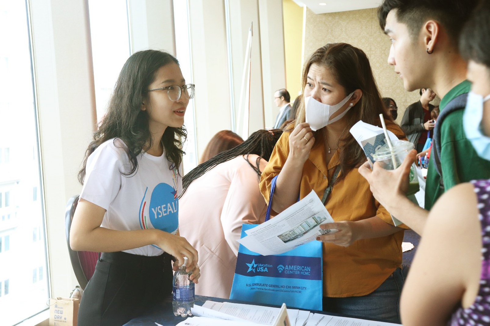Phụ huynh, học sinh tìm hiểu thông tin về chương trình học bổng Sáng kiến thủ lĩnh trẻ Đông Nam Á (YSEALI) - Ảnh: Hoàng Lan 