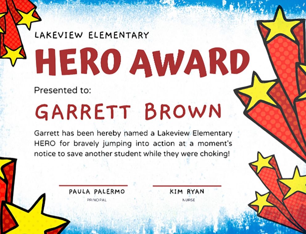 Tờ giấy khen cùng danh hiệu Anh hùng được trao cho cậu bé 8 tuổi Garrett Brown - Ảnh: 