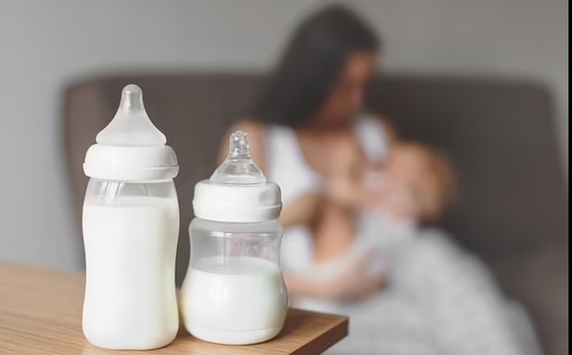 Việc tìm thấy hạt vi nhựa trong sữa mẹ làm dấy lên lo ngại về những nguy cơ sức khỏe tiềm ẩn đối vo71itre3 sơ sinh