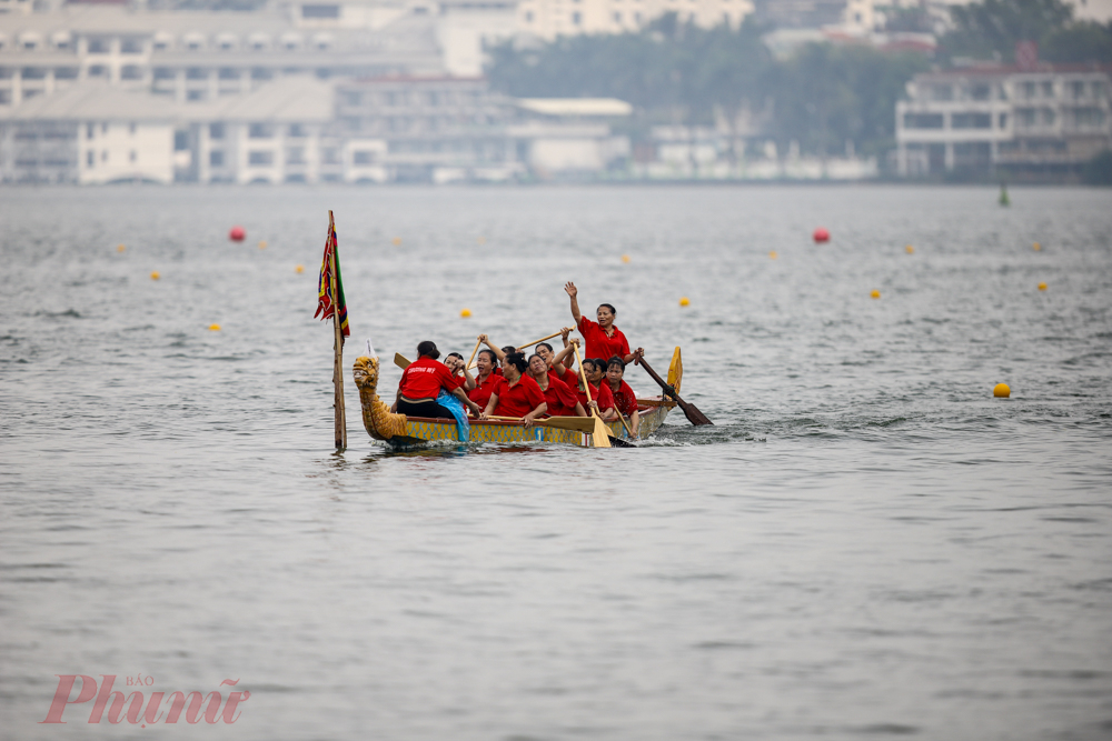 Trong sáng 9/10, các đội đua tham gia thi đấu vòng loại. Từ 13h30 - 18h cùng ngày, các đội thi sẽ tham gia chung kết và trao giải Bơi chải thuyền rồng Hà Nội mở rộng năm 2022