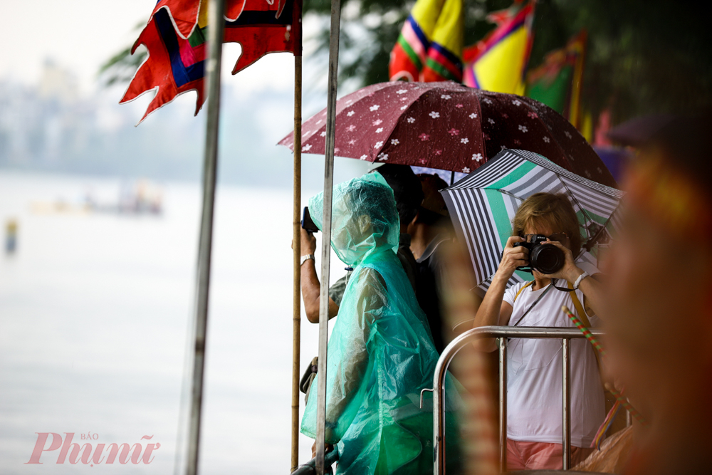 Mặc dù mưa lớn, giải Bơi chải thuyền rồng mở rộng Hà Nội vẫn có sức thu hút rất lớn, hàng trăm người dân đã đội mưa cổ vũ cho các đội thi.